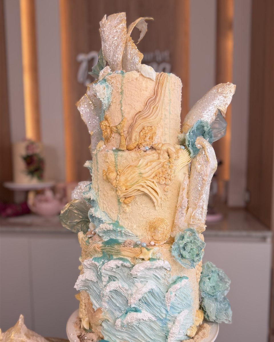 Buttercream y adornos de papel de arroz con glitter comestible