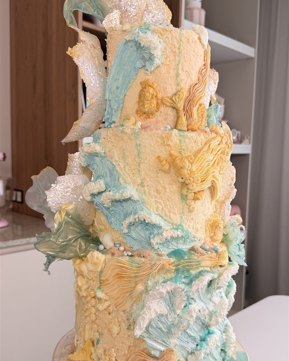 Pastel con olas de buttercream, corales y efecto de agua